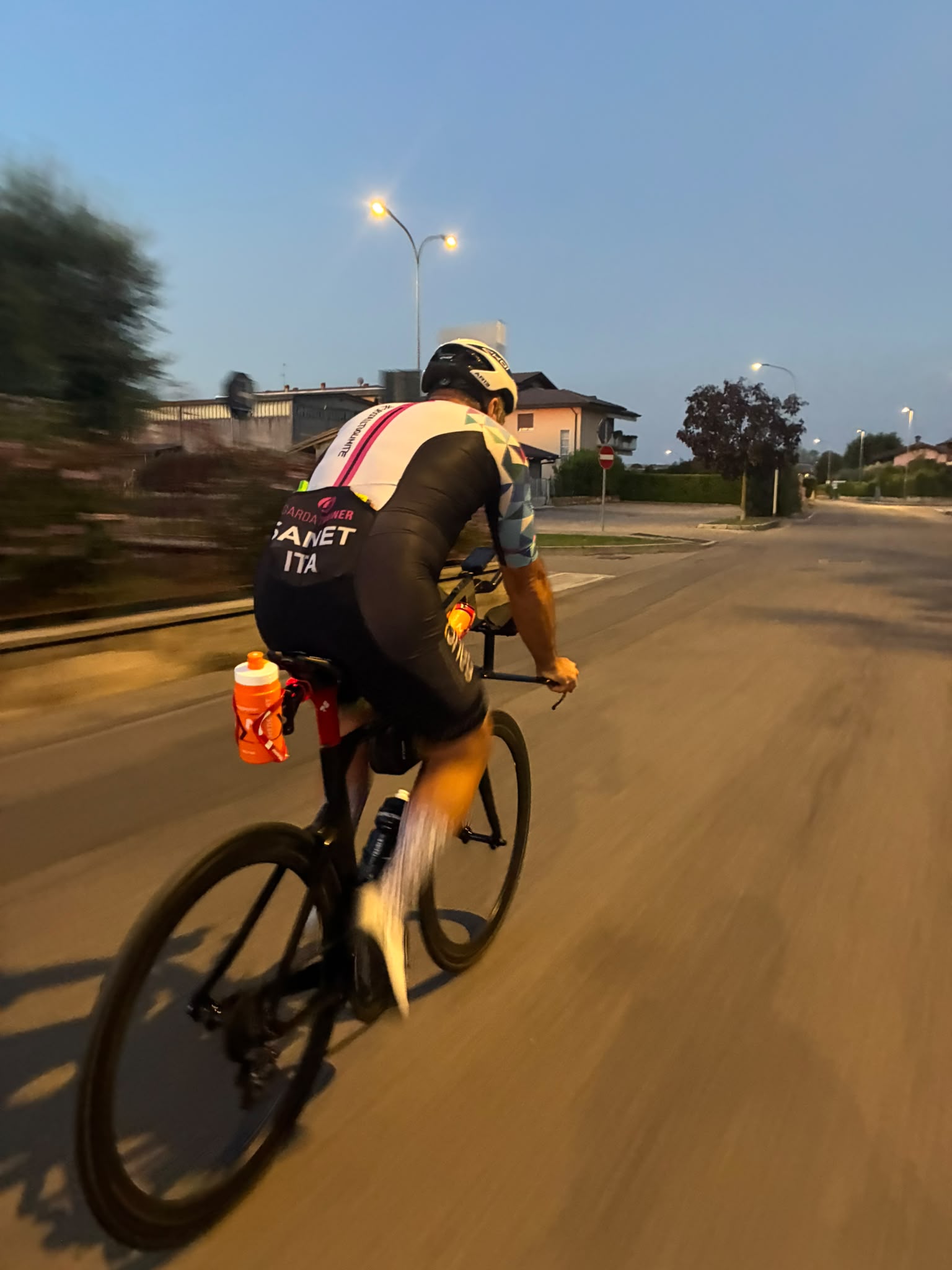Franco Zanetti sulla bici da crono a IRONMAN cervia 2026
